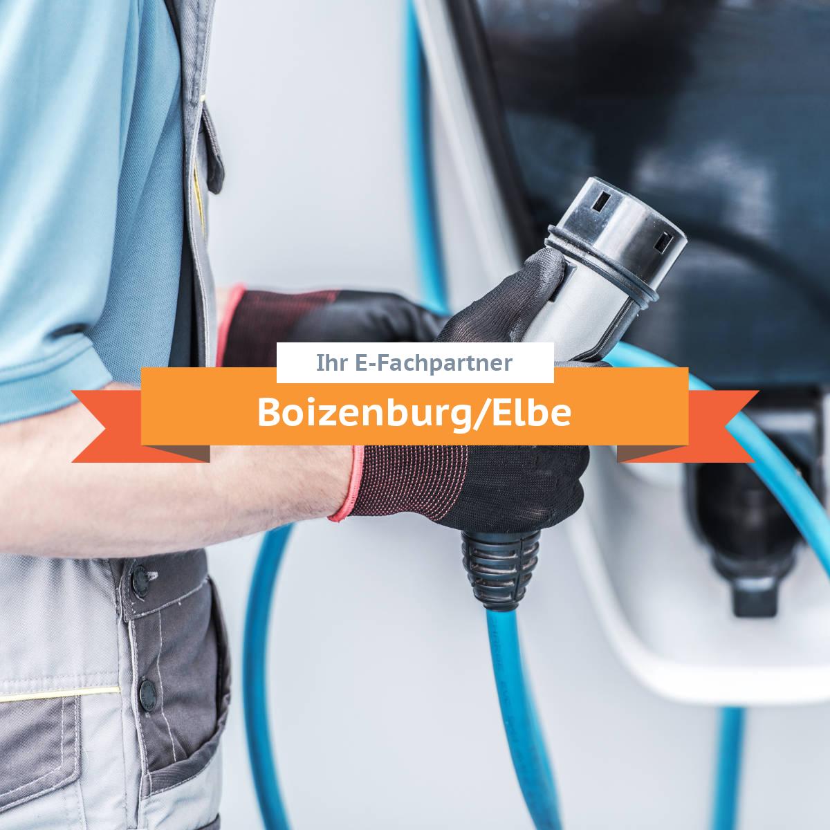 Mitarbeiter von einem Fachbetrieb in Boizenburg/Elbe installiert eine bidirektionale Wallbox