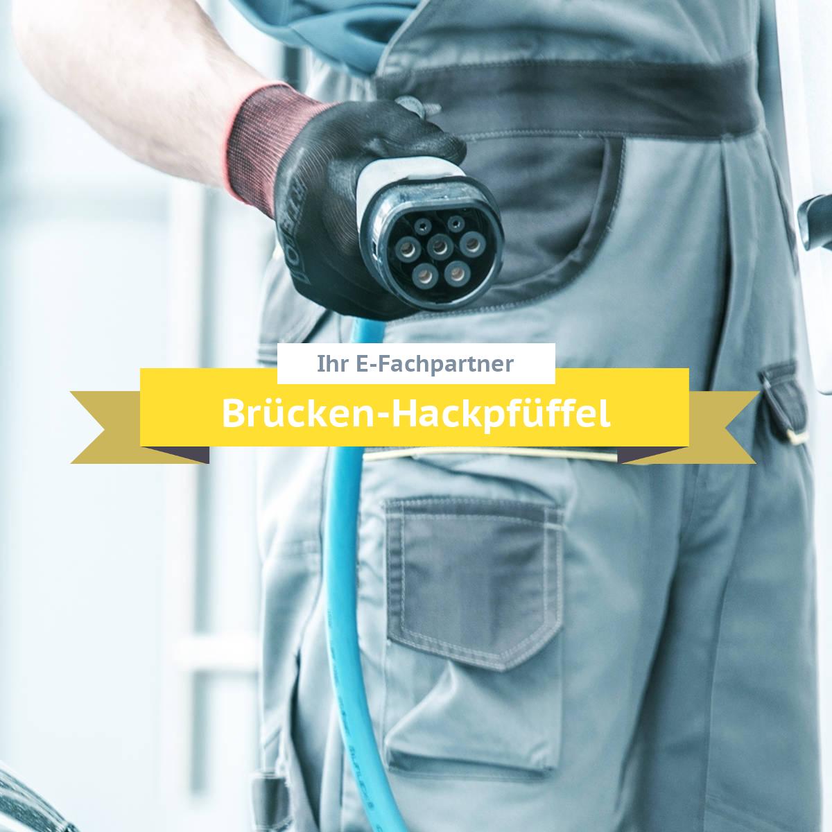 Beratung, Planung und Installation von bidirektionalen Ladelösungen in Brücken-Hackpfüffel Mitarbeiter von einem Fachbetrieb in Brücken-Hackpfüffel installiert eine bidirektionale Wallbox