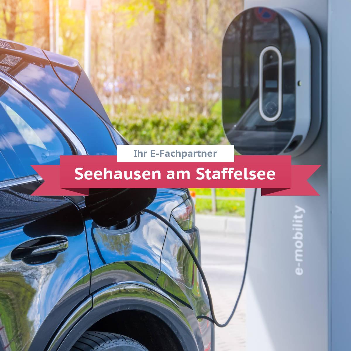 Beratung, Planung und Installation von bidirektionalen Ladelösungen in Seehausen am Staffelsee Mitarbeiter von einem Fachbetrieb in Seehausen am Staffelsee installiert eine bidirektionale Wallbox