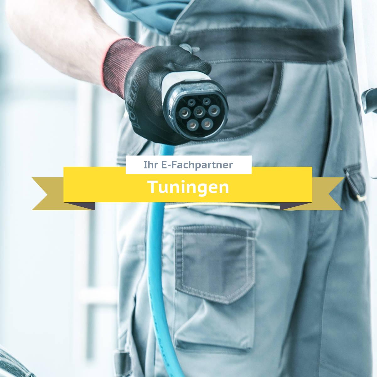 Beratung, Planung und Installation von bidirektionalen Ladelösungen in Tuningen Mitarbeiter von einem Fachbetrieb in Tuningen installiert eine bidirektionale Wallbox