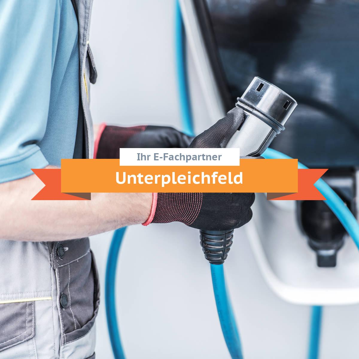 Beratung, Planung und Installation von bidirektionalen Ladelösungen in Unterpleichfeld Mitarbeiter von einem Fachbetrieb in Unterpleichfeld installiert eine bidirektionale Wallbox